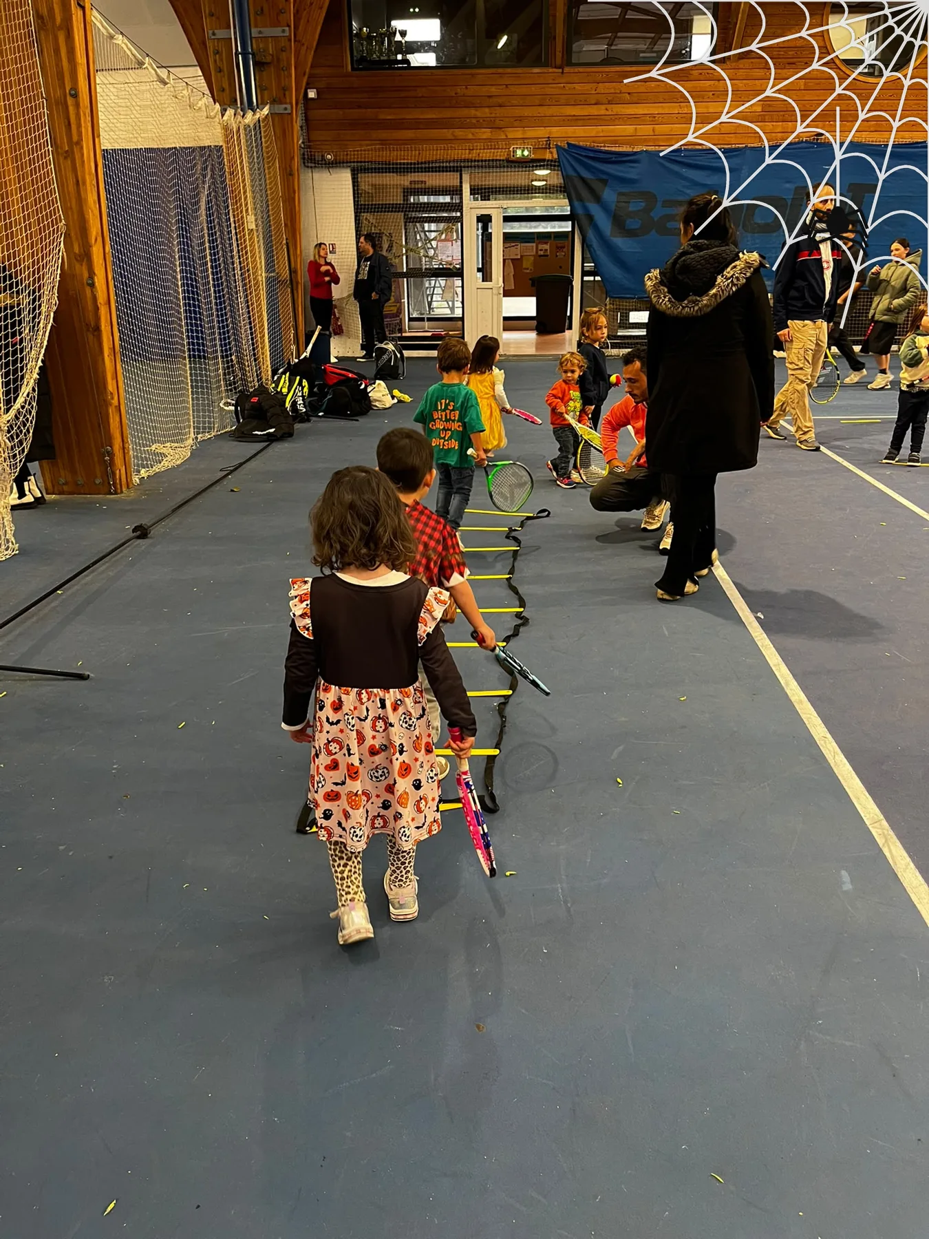 Un parcours d’agilité avec une échelle de rythme pendant la soirée Halloween de l’ASRVE